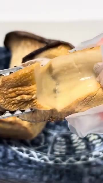 잘 구워진 새송이버섯을 접시에 담아낸다. — 새송이버섯, 통째로 구우면 이렇게 맛있다고? 새송이버섯구이 레시피