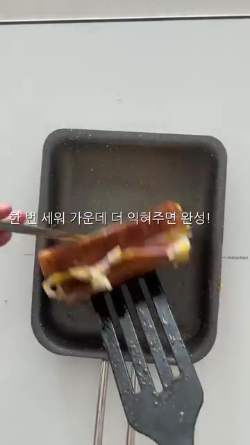 팬에 버터를 녹이고 샌드위치를 올려 앞뒤로 노릇하게 구워줍니다. — 햄치즈토스트 vs 길거리토스트