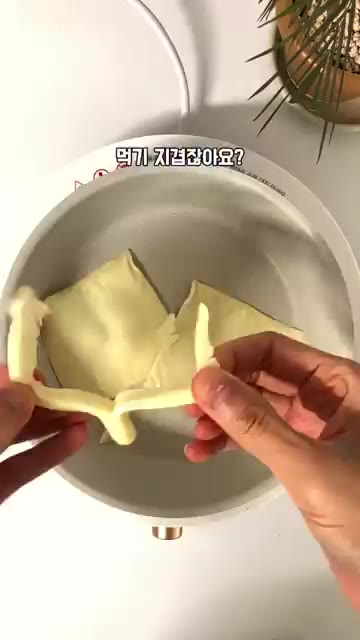팬에 치즈를 넣고 녹인다. — 아침에 계란 꼭 이것과 먹는 이유? (간단 레시피)