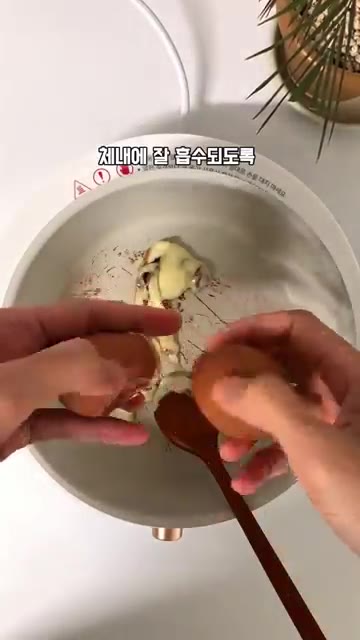 방울토마토를 넣고 섞는다. — 아침에 계란 꼭 이것과 먹는 이유? (간단 레시피)