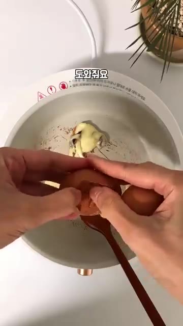 부추를 넣고 소금으로 간을 한다. — 아침에 계란 꼭 이것과 먹는 이유? (간단 레시피)