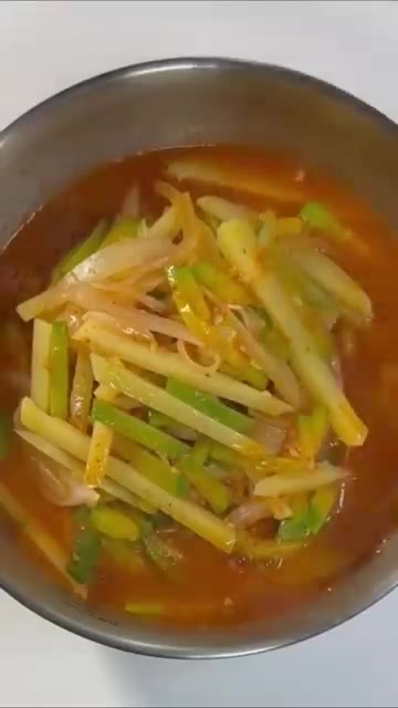 그릇에 담고 김가루, 대파, 깨소금을 올려 마무리한다. — 칼국수에 고추장 넣어보세요! 얼큰하고 칼칼한 장칼국수