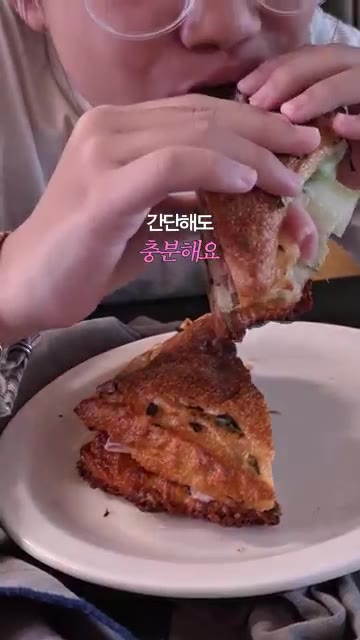 빵을 반으로 가른다. 마요네즈 1.5T, 연유 1T, 홀그레인 1T… — 간단해도 충분해요! 오이 잠봉 샌드위치 레시피
