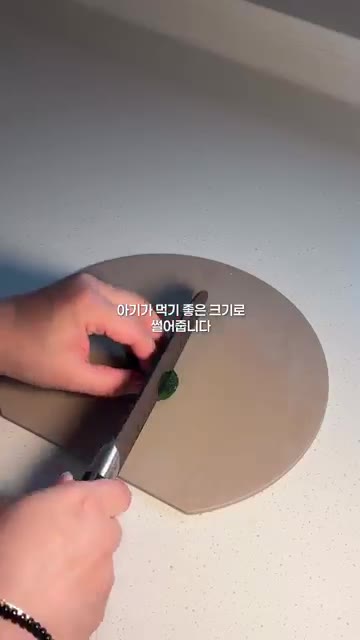물이 끓어오르면 시금치를 넣고 40초간 데칩니다. — 10개월 아기 시금치무침 만들기 | 철분 가득 초간단 아기반찬