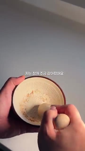 데친 시금치는 찬물에 헹궈 물기를 짜고 아기가 먹기 좋은 크기로 썰… — 10개월 아기 시금치무침 만들기 | 철분 가득 초간단 아기반찬