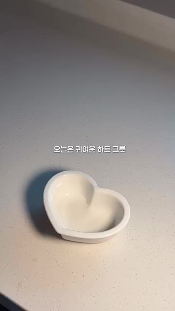 참기름과 깨를 넣고 조물조물 잘 섞어줍니다. — 10개월 아기 시금치무침 만들기 | 철분 가득 초간단 아기반찬