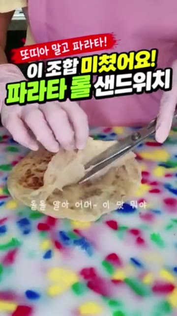 구운 파라타 위에 썰어둔 계란과 아보카도를 올리고 준비한 속재료를… — 파라타로 만드는 초간단 샌드위치 레시피