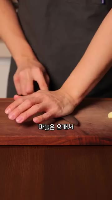 닭고기에 소금, 후추, 고춧가루, 올리브유를 넣고 버무려 염지한다. — 여자친구 생기는 로제 닭 스테이크