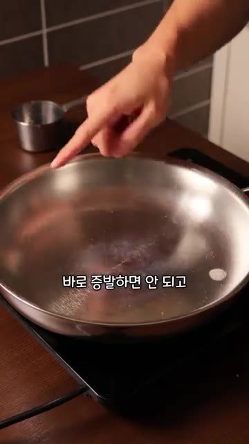 팬을 약불로 달군 후 물방울이 굴러다닐 정도로 코팅된 상태에서 닭고… — 여자친구 생기는 로제 닭 스테이크