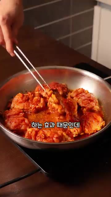 익힌 닭고기를 꺼내 잠시 두고, 팬에 다진 마늘과 다진 양파를 넣고… — 여자친구 생기는 로제 닭 스테이크