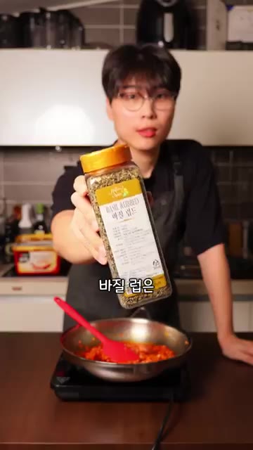 바질 럽을 넣고 생크림 300ml를 부어 끓어오르면 익혀둔 닭고기와… — 여자친구 생기는 로제 닭 스테이크