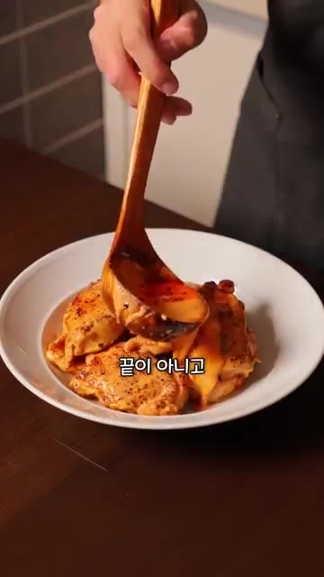 닭고기를 접시에 담고 파마산 치즈와 후추를 뿌려 완성한다. — 여자친구 생기는 로제 닭 스테이크