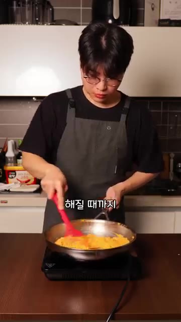 남은 소스에 찬밥을 넣고 으깨듯이 볶아 꼬들꼬들하게 만들어 로제 리… — 여자친구 생기는 로제 닭 스테이크