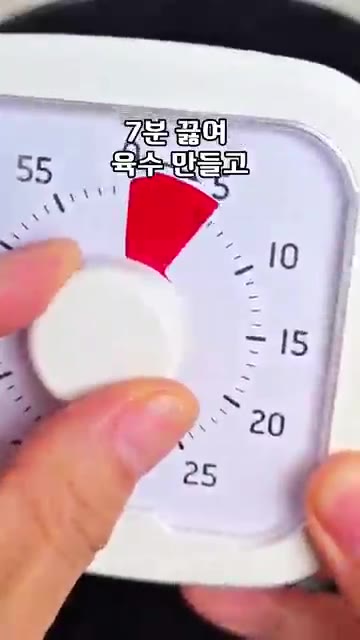 물 800ml에 손질한 멸치 한 줌을 넣고 7분간 끓여 육수를 만듭니다. — 학교 앞 분식집 떡볶이 레시피