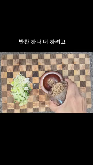 쪄낸 가지는 한 김 식힌 후 아이들과 함께 손으로 찢어줍니다. — 외할머니 반찬 2탄! 아이들과 함께 만든 가지무침