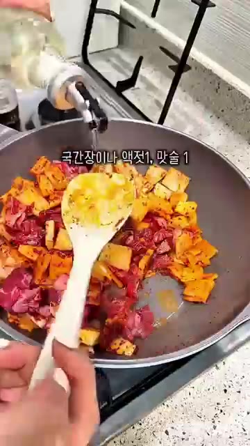 팬에 참기름, 고추기름, 고춧가루 1스푼을 넣고 무를 볶아줍니다. — 얼큰하고 진한 경상도식 소고기무국
