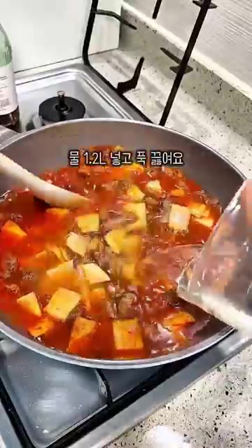 소고기, 까나리액젓 1스푼, 맛술 1스푼을 넣고 고기가 익고 고추기… — 얼큰하고 진한 경상도식 소고기무국