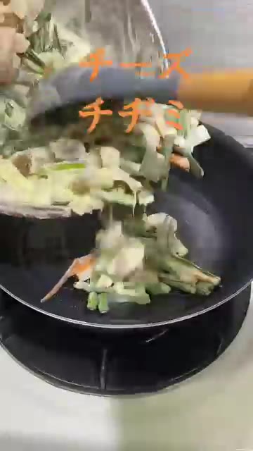 팬에 식용유를 두르고 반죽을 부어 앞뒤로 노릇하게 부친다. — 해물 치즈 부추전
