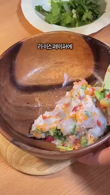 다진 새우살에 당근, 쪽파, 홍고추를 넣고 잘 섞어준다. — 죄책감제로 바삭탱글 새우전