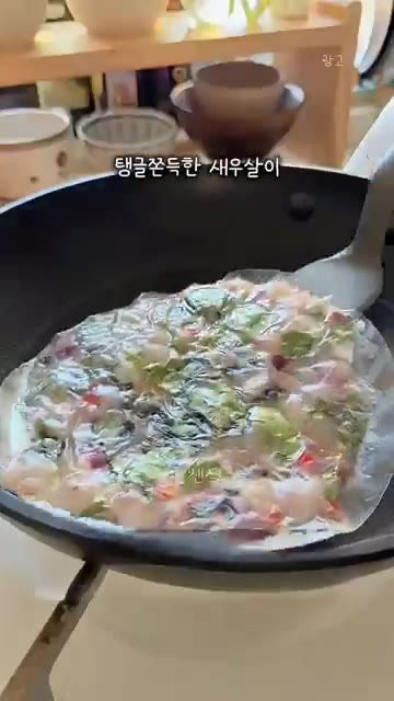 라이스페이퍼를 물에 적셔 새우 반죽을 올리고 꼼꼼하게 채워준다. — 죄책감제로 바삭탱글 새우전