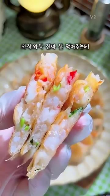 구워진 새우전을 먹기 좋게 잘라 완성한다. — 죄책감제로 바삭탱글 새우전
