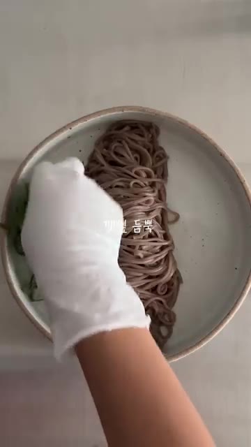 메밀면을 삶아 찬물에 깨끗하게 헹군 후 물기를 완전히 제거한다. — 15분 완성! 깻잎 들기름 막국수