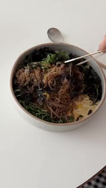 마지막으로 노른자를 올리고 모든 재료를 잘 비벼 맛있게 즐긴다. — 15분 완성! 깻잎 들기름 막국수