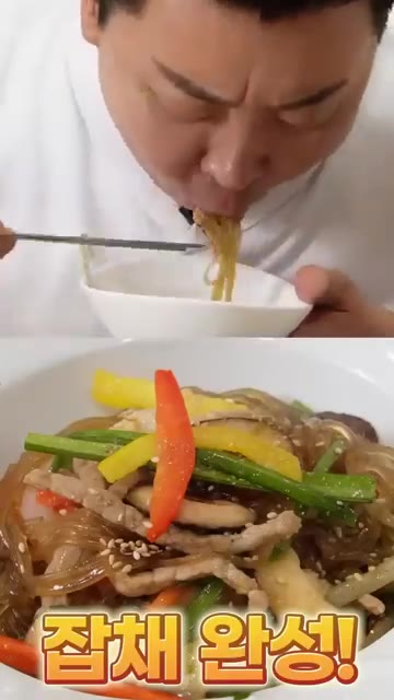 마지막으로 참깨를 뿌려 완성한다. — 정호영셰프의 명품잡채 식어도 절대 불지 않는 잡채 비법레시피