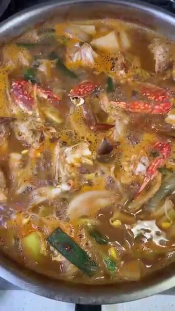 육수가 끓으면 손질한 꽃게와 두부를 넣고 끓인다. 마지막으로 대파,… — 얼큰한 꽃게탕 끓이는 법
