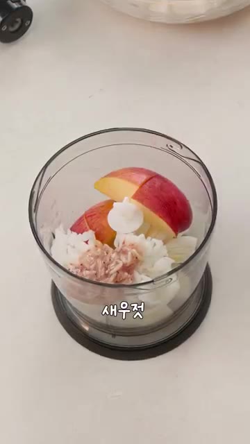믹서기에 양파, 사과, 찬밥, 새우젓, 멸치액젓, 다진마늘, 다진생… — 끝까지 아삭아삭! 국밥집 깍두기 레시피