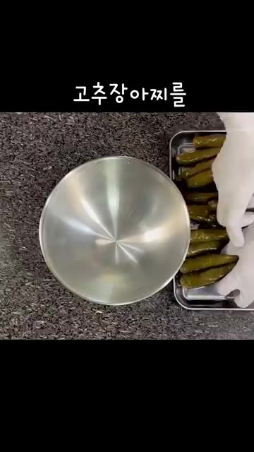 고추장아찌의 물기를 최대한 제거한다. 물기를 짠 고추장아찌를 볼에… — 입맛 확 당기는 밥도둑 고추장아찌 무침