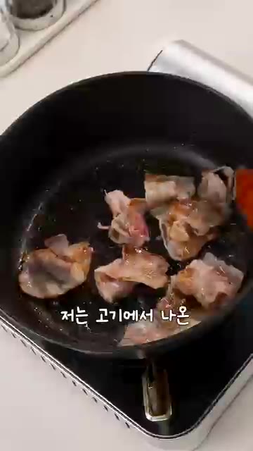 다진마늘 1T와 양파 반 개를 넣고 달달하게 볶는다. — 이자카야보다 맛있는 볶음우동 레시피