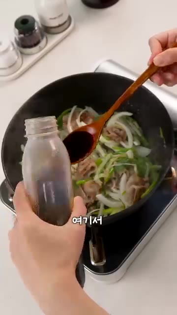 진간장 1T를 팬 가장자리에 두르고, 굴소스 1T와 꽃게액 1T를… — 이자카야보다 맛있는 볶음우동 레시피
