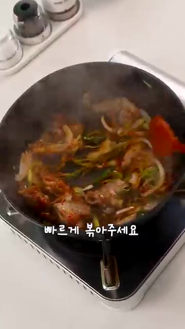 익힌 우동면을 넣고 물을 살짝 추가한 뒤 센 불에서 양념이 면에 달… — 이자카야보다 맛있는 볶음우동 레시피