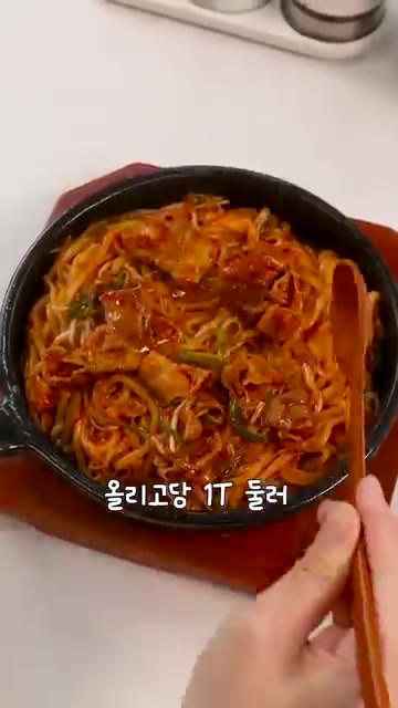 올리고당 1T를 둘러 윤기를 내고 후추를 뿌려 완성한다. — 이자카야보다 맛있는 볶음우동 레시피
