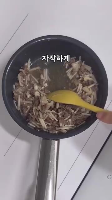 소고기가 익으면 간장과 원당을 넣고 간을 해줍니다. — 초간단 유아식 소고기 팽이버섯 볶음 레시피