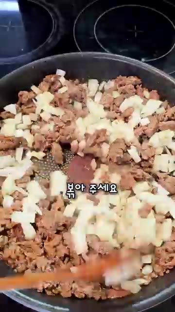 프라이팬에 불고기를 넣고 작게 자르며 볶다가 깍둑썰기한 양파를 넣고… — 남은 불고기로 만드는 초간단 불고기 브리또 레시피