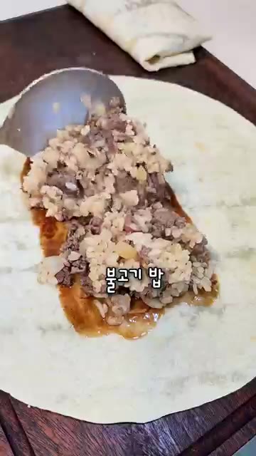 또띠아 위에 데리야끼 소스를 바르고 볶은 불고기 밥과 모짜렐라 치즈… — 남은 불고기로 만드는 초간단 불고기 브리또 레시피