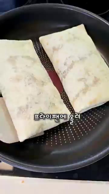 프라이팬에 올려 앞뒤로 노릇하게 구워주면 완성입니다. — 남은 불고기로 만드는 초간단 불고기 브리또 레시피