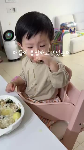 닭정육을 팬에 넣고 껍질이 아래로 가도록 구워줍니다. — 아이부터 어른까지 온 가족이 반하는 미역감자닭곰탕