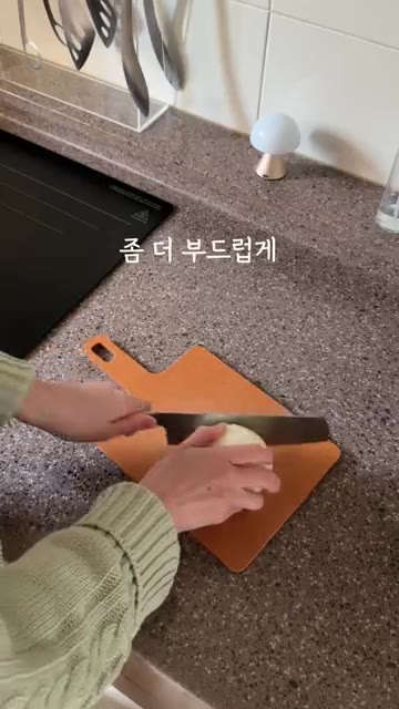 닭고기를 뒤집고 양파와 마늘을 넣습니다. — 아이부터 어른까지 온 가족이 반하는 미역감자닭곰탕