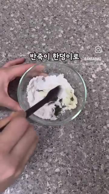 볼에 데친 시금치를 넣고 잘게 다진다. 모짜렐라 치즈와 부침가루를… — 5분 완성 초간단 채소전 시금치치즈전