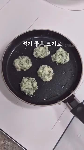 약불에 기름을 두른 팬에 먹기 좋은 크기로 반죽을 떠서 올린다. — 5분 완성 초간단 채소전 시금치치즈전