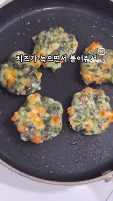 앞뒤로 노릇노릇하게 부쳐준다. 치즈가 녹으면서 잘 붙어 계란 없이도… — 5분 완성 초간단 채소전 시금치치즈전