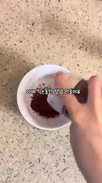 팬에 삼겹살을 넣고 노릇하게 구워줍니다. — 삼겹애호박짜글이 레시피