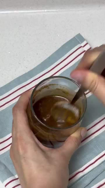 컵 안쪽에 땅콩버터 1T를 숟가락 뒷면으로 얇게 발라줍니다. — 집에 땅콩버터 있으면 꼭 만들어보세요 #땅콩버터라떼 #간단레시피