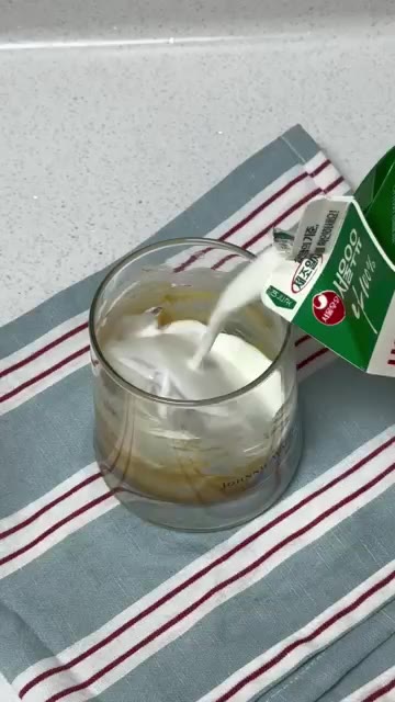 얼음을 채워줍니다. — 집에 땅콩버터 있으면 꼭 만들어보세요 #땅콩버터라떼 #간단레시피