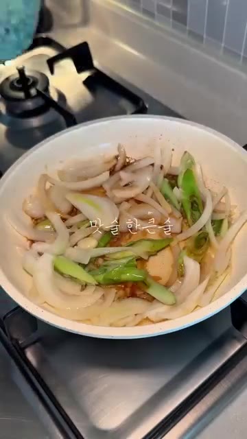 맛술 한 큰술을 넣습니다. — 빠르게 후딱 오뎅볶음 만들어보자구요!