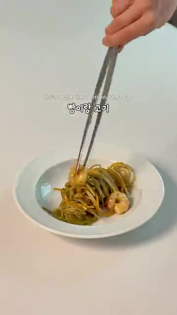 완성된 단촛물을 용기에 담긴 양파 위에 부어주면 양파 피클이 완성됩니다. — 5분 만에 완성되는 다이어트 밀프랩! 🧅 양파 피클 레시피
