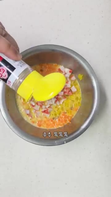 후추를 약간 넣고 잘 섞어줍니다. — 남은 김밥 재료 활용 계란전 레시피